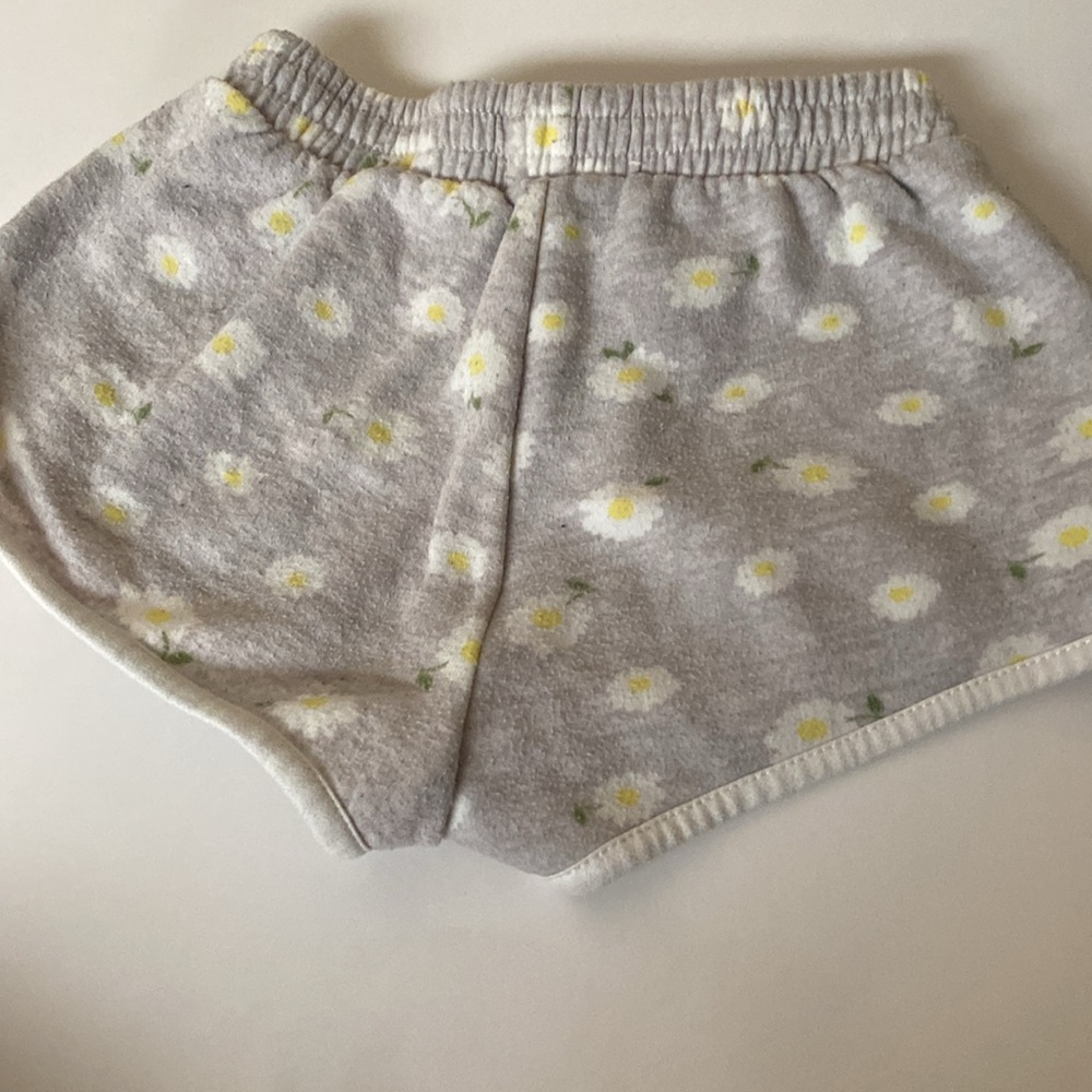 Kids flower shorts🌼 - Picture 2 of 5